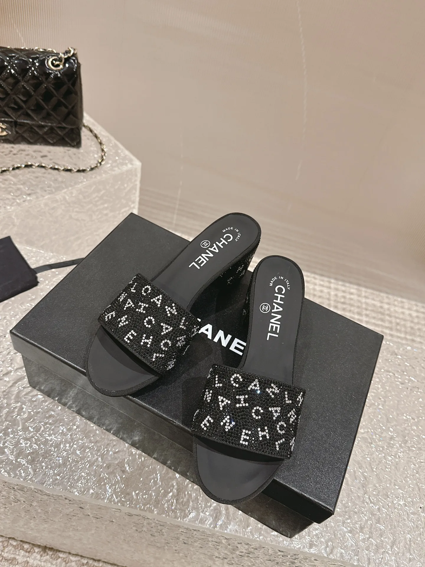 👟👟Ex-factory price 460👟👟 Xiaoxiang Chanel rhinestone slippers with large black rhinestone letters, these really blingbling slippers are full of diamonds. They are both classic and artistic, and can be styled as you like on the street every day. The characteristic is that the hot diamonds are particularly shiny. They are made with heavy craftsmanship and are not easy to fall off. They have a sexy and versatile temperament for ladies. Color: black, white. Heel height 5 cm. 35-41